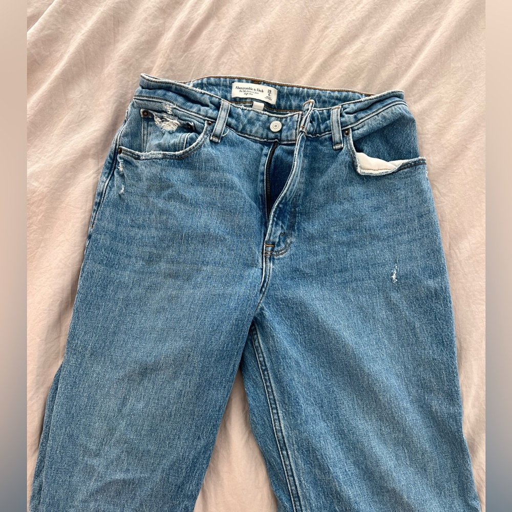Abercrombie curve love 90s relaxed jean size 28 Long like new medium wash